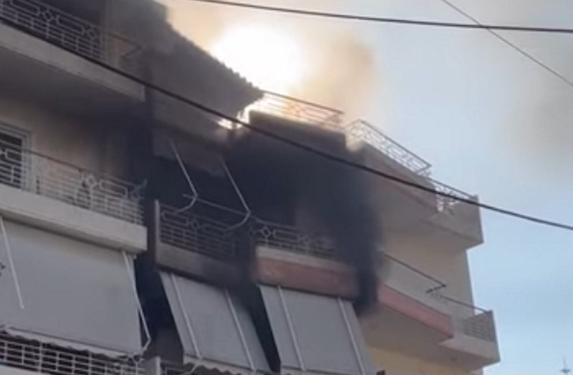 Πάτρα: Σπίτι πήρε φωτιά από κλιματιστικό – Στις φλόγες το διαμέρισμα