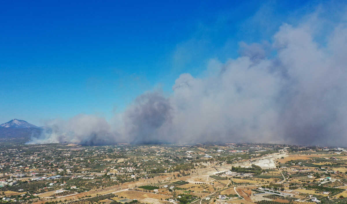 Φωτιά στο Λουτράκι: Τιτάνια μάχη για να μην περάσουν οι φλόγες από την παλαιά εθνική οδό προς τα διυλιστήρια