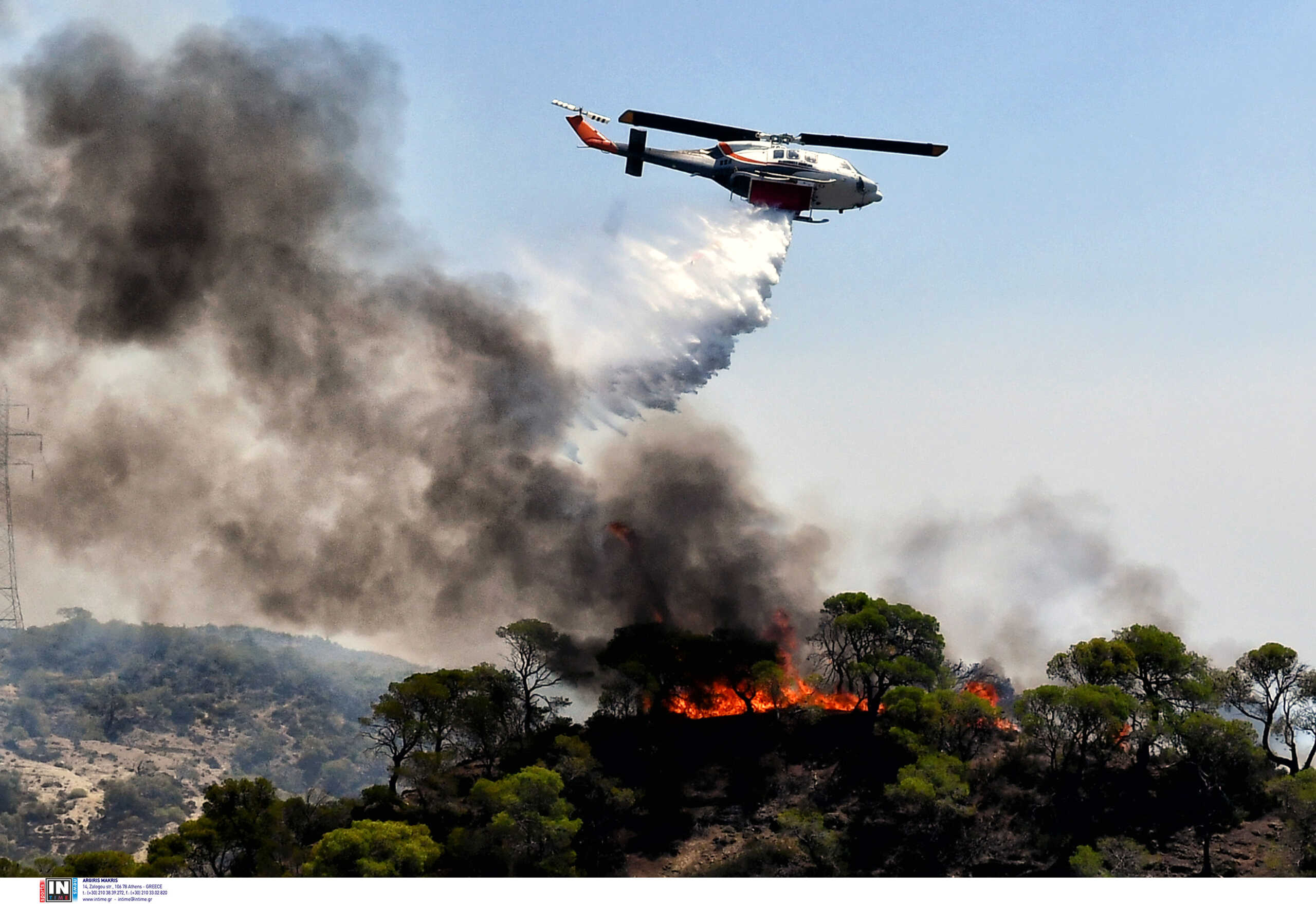 Φωτιά στα Δερβενοχώρια: Συνεχίζεται η μάχη με τις φλόγες κοντά στο χωριό Στεφάνη