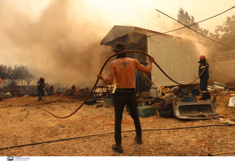 Πύρινος εφιάλτης στη Νέα Ζωή Μάνδρας, καίγονται σπίτια - Παραδόθηκε στις φλόγες και ο Νέος Πόντος