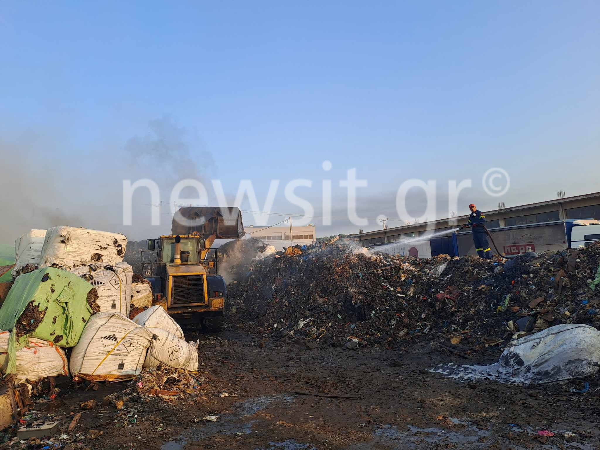 Φωτιά στη Μάνδρα – Ξέσπασε σε εργοστάσιο ανακύκλωσης