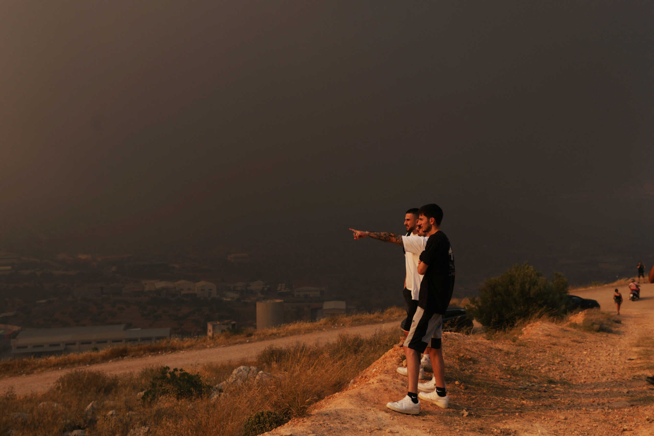 Φωτιά στη Μάνδρα: Απόκοσμες εικόνες με πυκνούς καπνούς να κάνουν τη μέρα, νύχτα