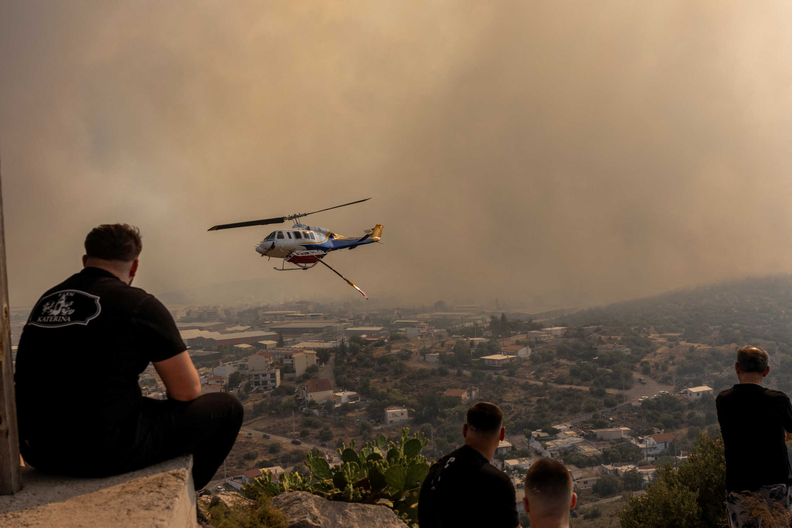 Φωτιά σε Δερβενοχώρια, Μάνδρα και Λουτράκι: Κυκλώνουν οικισμούς οι φλόγες, προειδοποιητικό μήνυμα 112 και στη Νέα Πέραμο