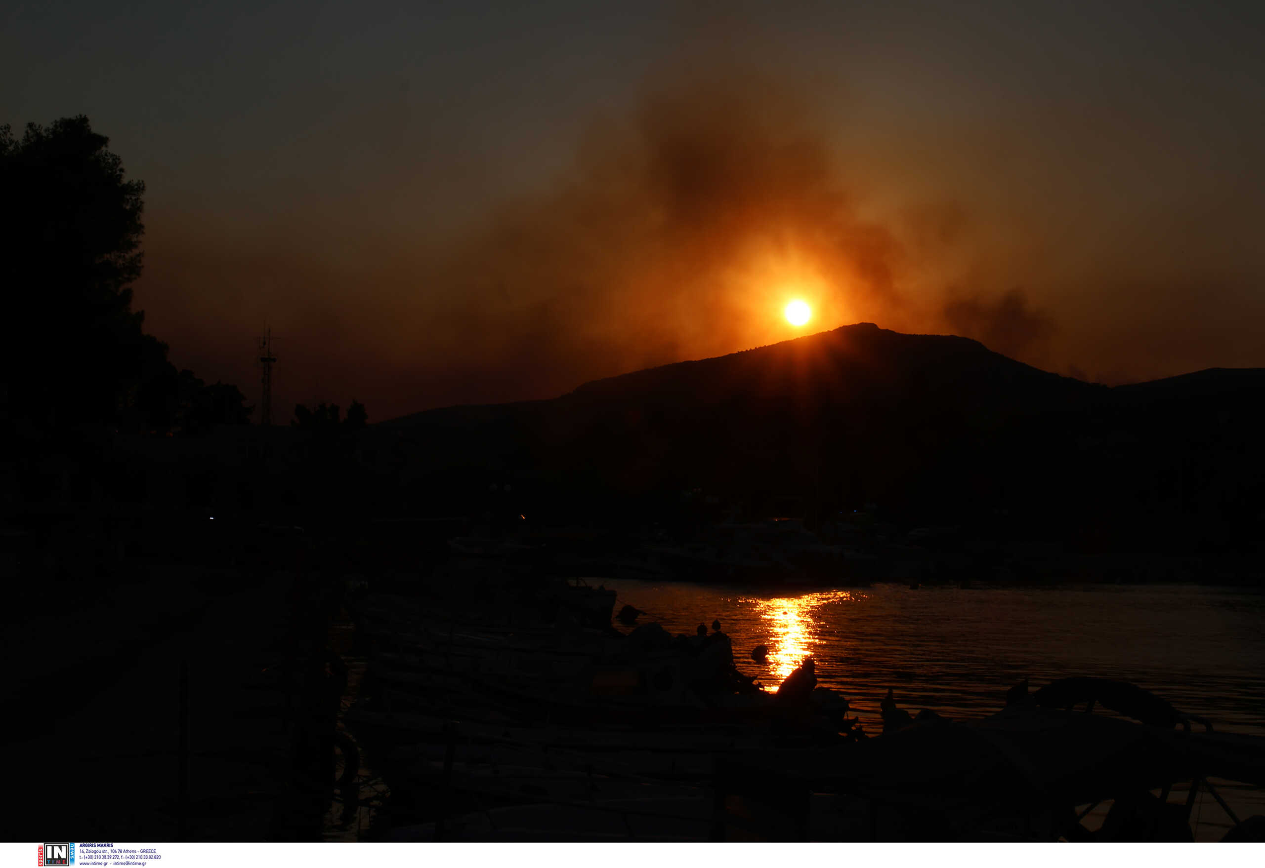 Φωτιά στη Νέα Αγχίαλο: Έρημη πόλη μετά τις εκρήξεις σε αποθήκη πυρομαχικών – Στο Βόλο 2.500 πολίτες