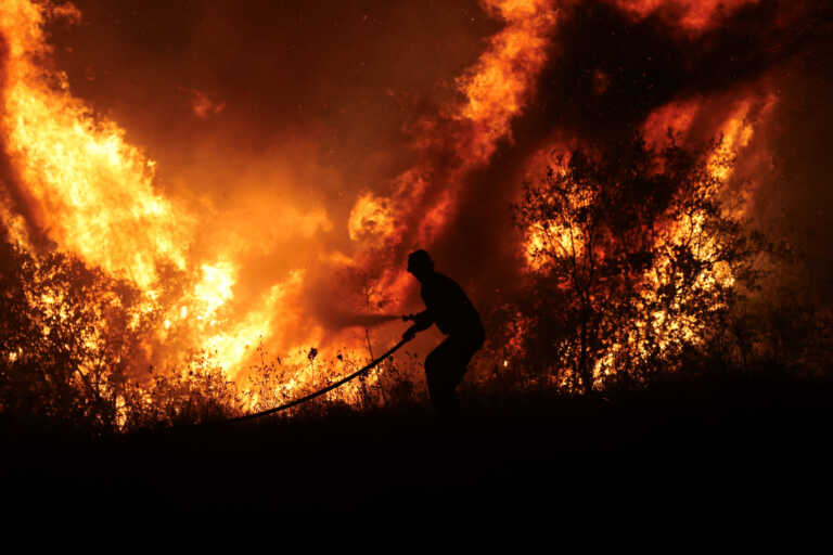 Ανεξέλεγκτη η φωτιά σε Βελεστίνο και Αλμυρό! Δύο άνθρωποι έχασαν τη ζωή τους - Δραματικές ώρες για τους κατοίκους