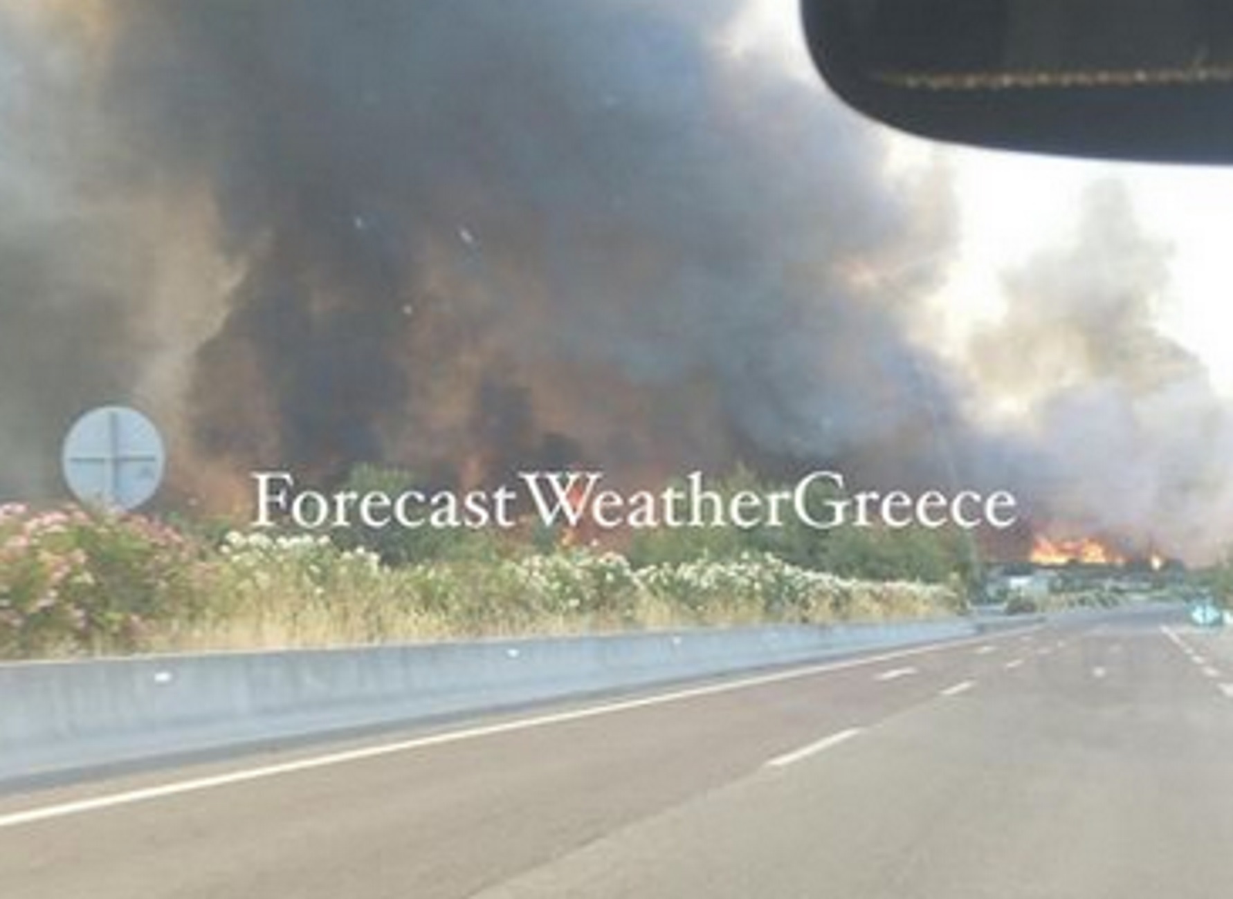 Φωτιά στην Υλίκη Βοιωτίας: Οι φλόγες φτάνουν στην εθνική οδό Αθηνών – Λαμίας