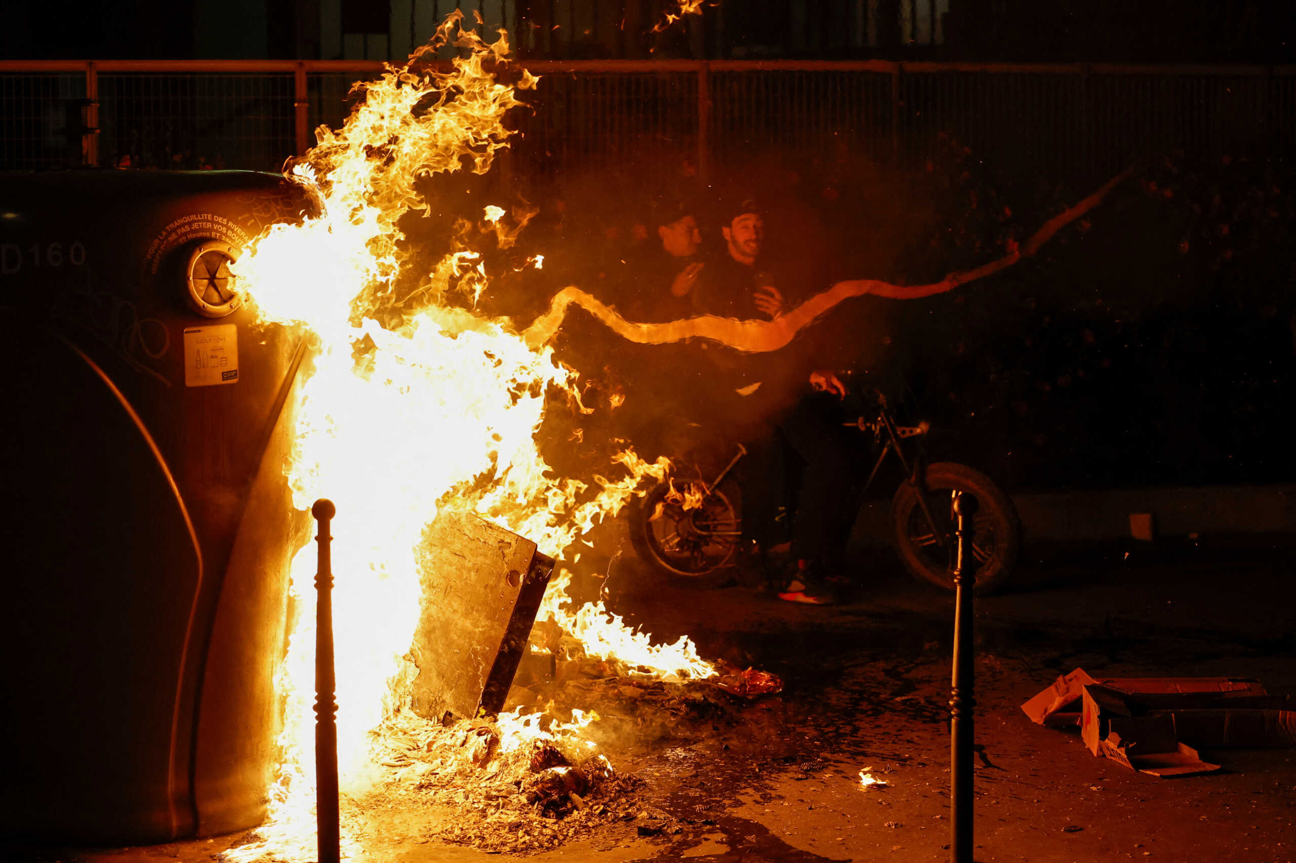 Γαλλία: Τέταρτη νύχτα επεισοδίων μετά τον θάνατο 17χρονου από πυρά αστυνομικού – Εμπρησμοί και λεηλασίες