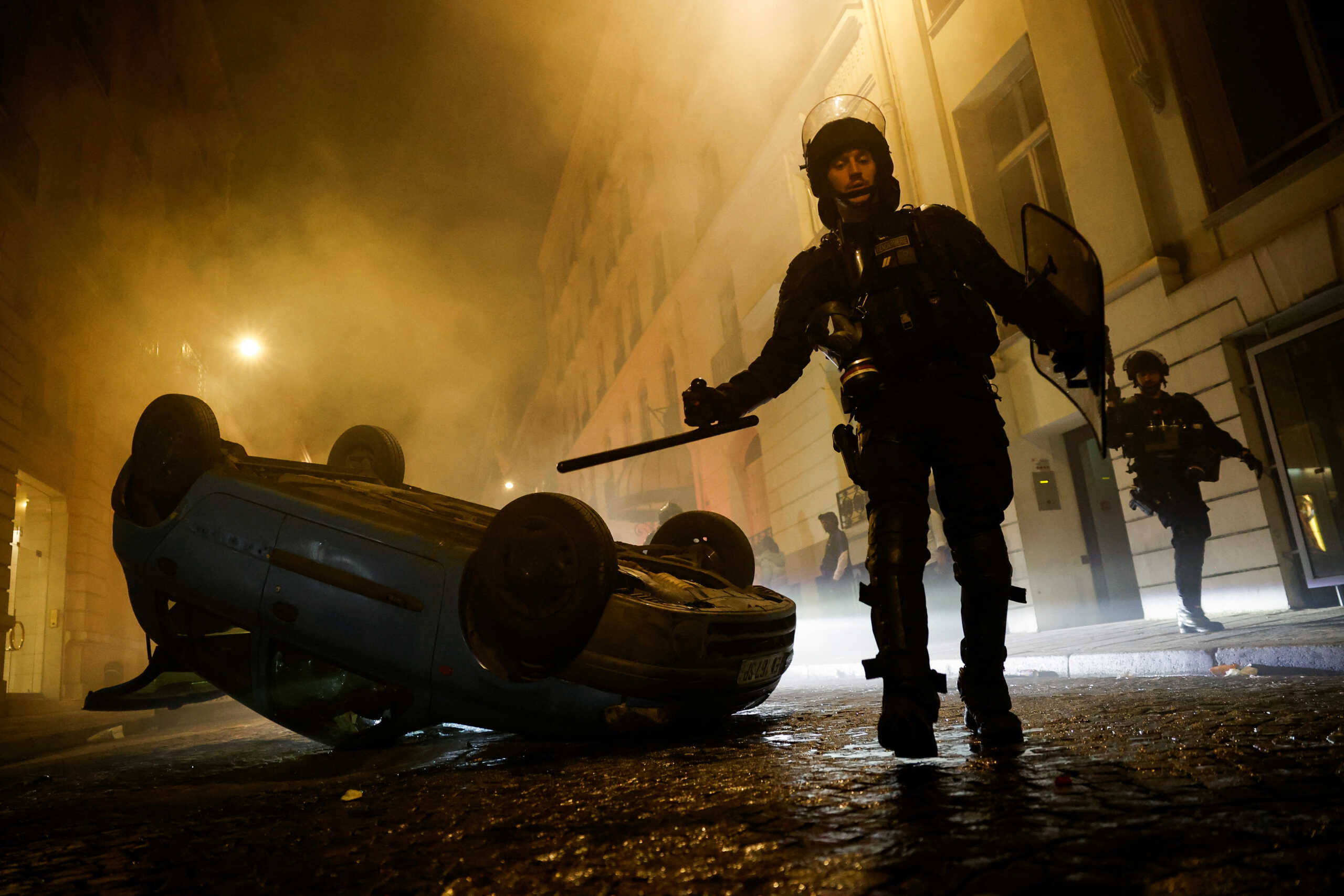 Γαλλία: «Πιο ήσυχη» η 5η νύχτα των επεισοδίων – Ξενύχτησε στο αρχηγείο της αστυνομίας η πρωθυπουργός Μπορν