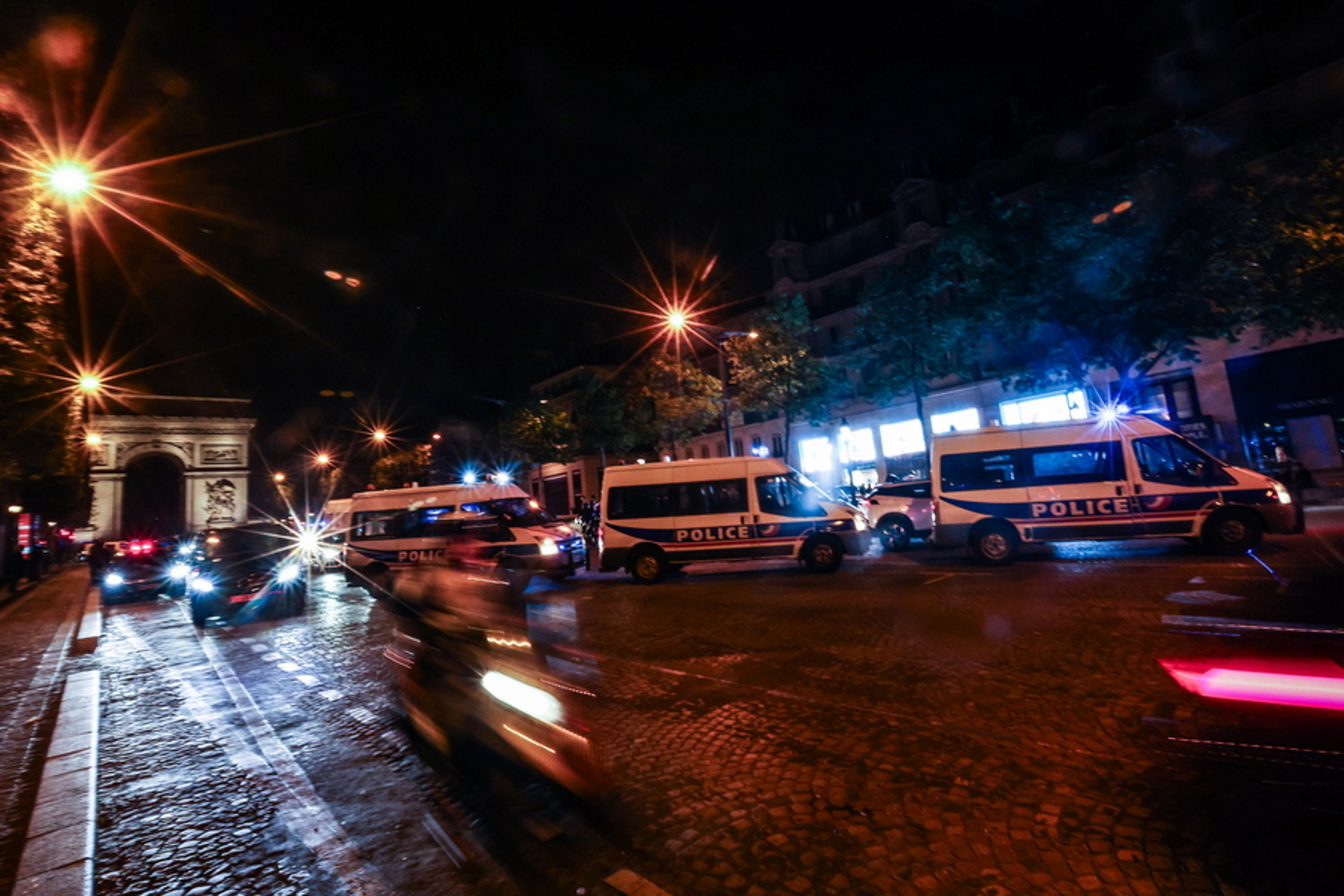 Επεισόδια στη Γαλλία: Διαδηλωτές επιτέθηκαν στο σπίτι δημάρχου – Τραυματίστηκαν η γυναίκα και το παιδί του