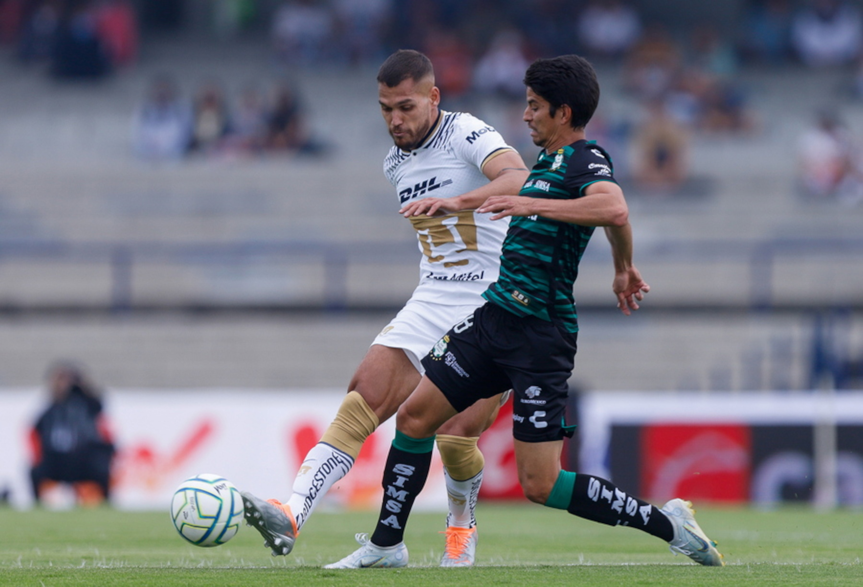 epa10132432 Nicolas Freire (L) of Pumas vies for the ball with Carlos Orrantia of Santos during a Mexican first division soccer tournament at Olímpico Universitariostadium in Mexico City, Mexico, 21 August 2022.  EPA