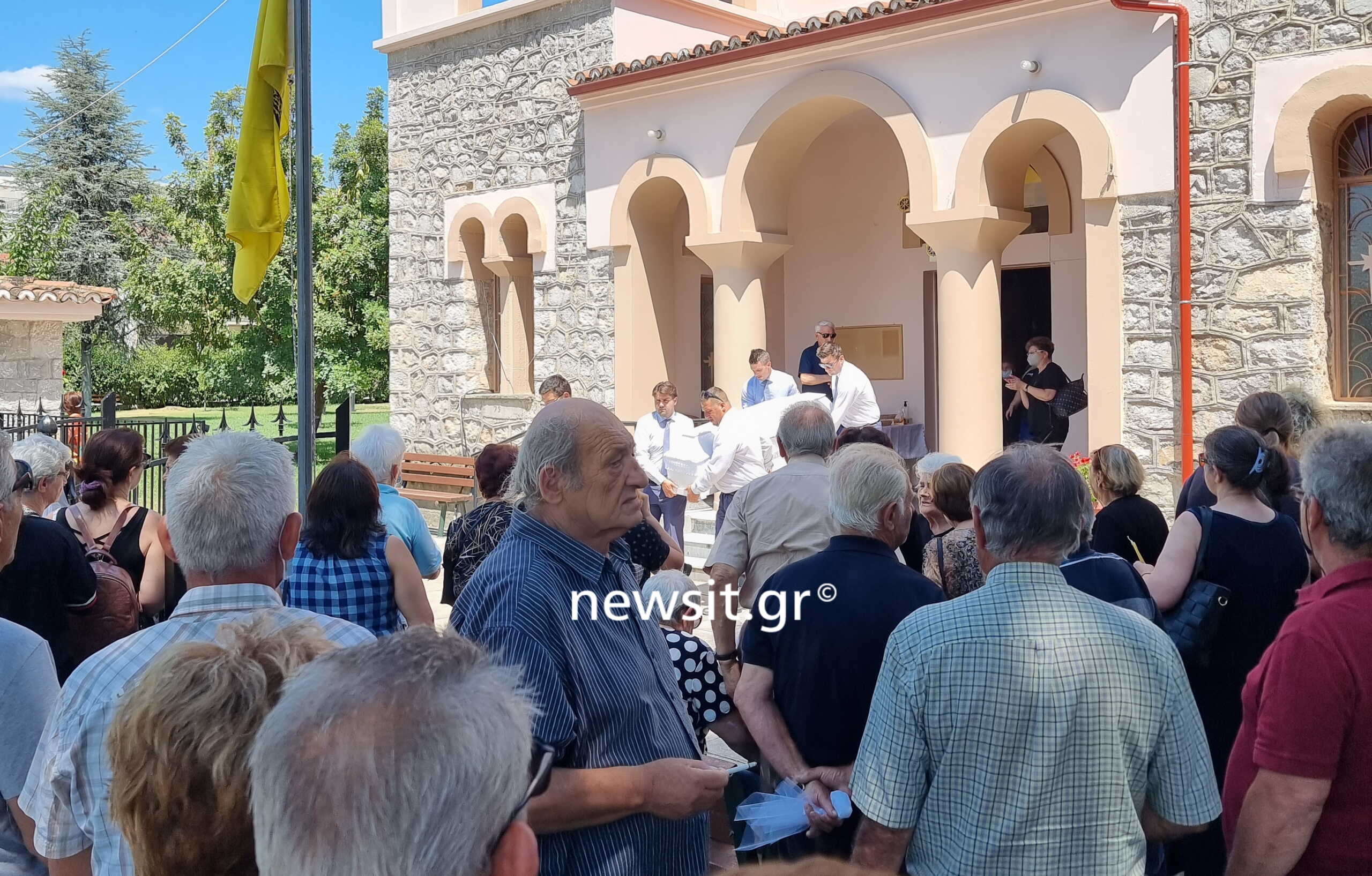 Φθιώτιδα: Η κηδεία του 56χρονου που πνίγηκε στις Ράχες για να σώσει γυναίκα