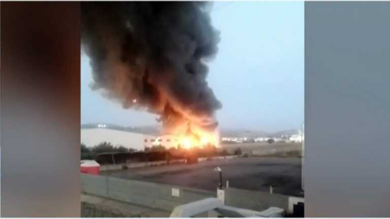 Μεγάλη φωτιά σε εργοστάσιο στα Οινόφυτα - Μήνυμα από το 112 στους κατοίκους