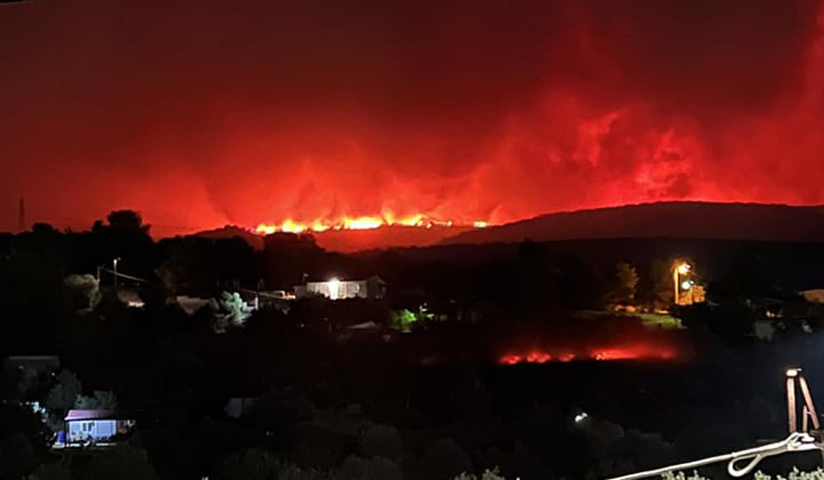 Φωτιά στα Δερβενοχώρια: Ανεξέλεγκτο το μέτωπο κινείται προς τη Μαγούλα