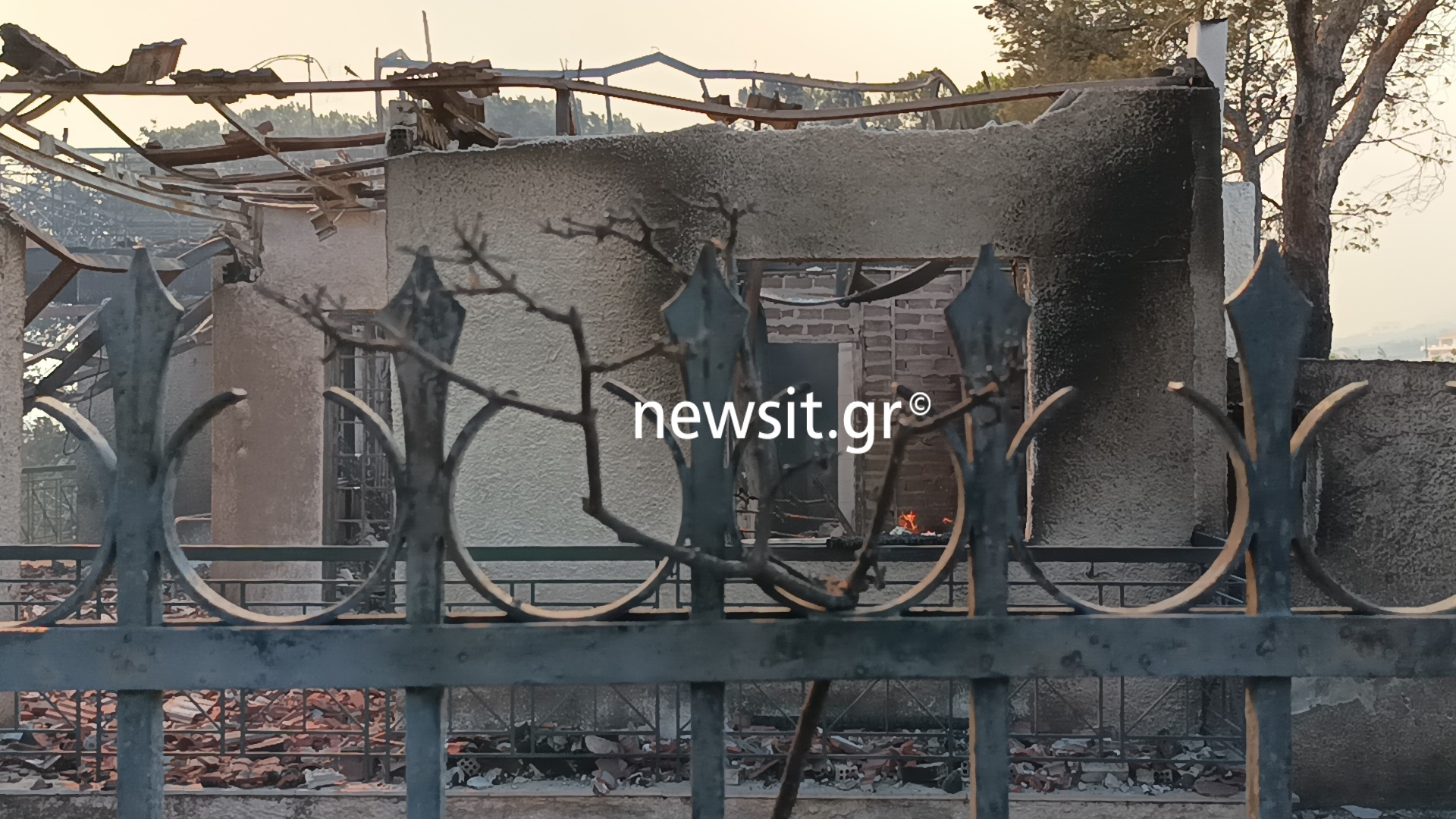 Φωτιά στον Κουβαρά: Καμμένα σπίτια και αυτοκίνητα στον οικισμό Τραμπουριά – Στις φλόγες σπίτι στο Λαγονήσι