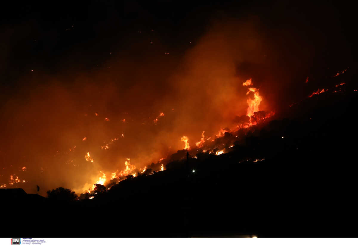 Φωτιά στα Καλύβια: Αναζωπύρωση στον οικισμό Στίπιζα – Καίγονται σπίτια