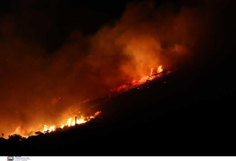 Ολονύχτια μάχη με τις φλόγες και τις αναζωπυρώσεις σε Σαρωνίδα, Λουτράκι και Δερβενοχώρια