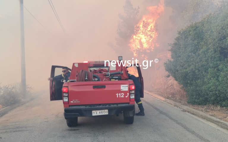 Διακόπηκε και πάλι η κυκλοφορία στη λεωφόρο Αθηνών – Σουνίου! Καίγονται σπίτια στο Πανόραμα Σαρωνίδας - Μάχη με τη φωτιά στο Λουτράκι