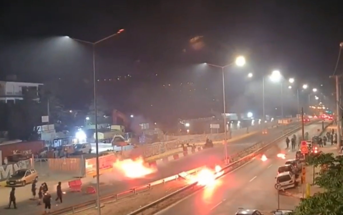 Γαλάτσι: Πέταξαν μολότοφ και έκαψαν αυτοκίνητα μετά από αντιρατσιστικό φεστιβάλ