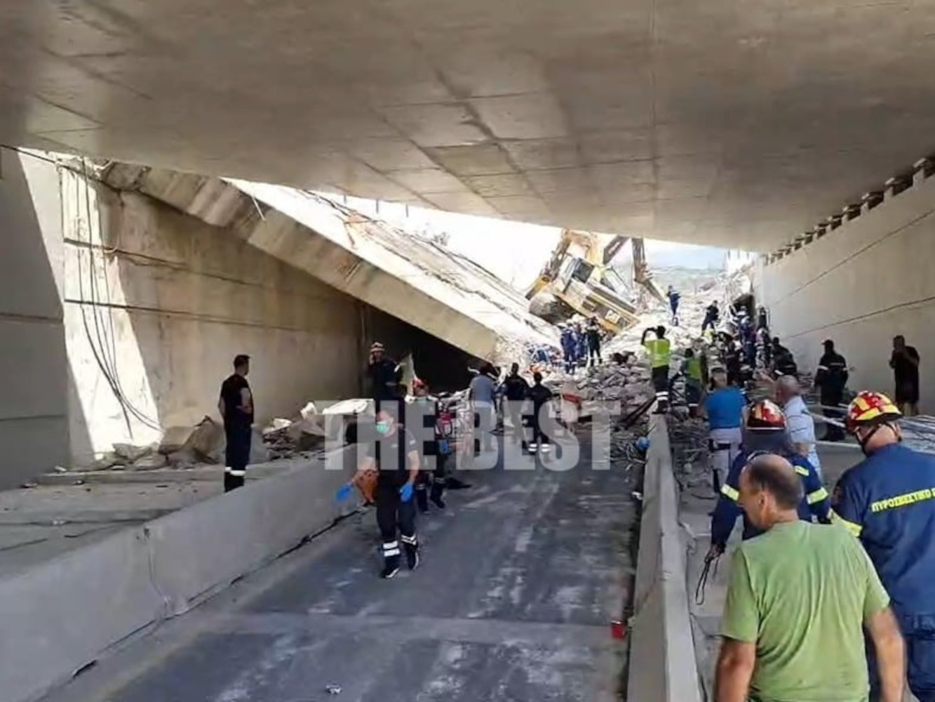 Πάτρα: Έπεσε κομμάτι γέφυρας – Συναγερμός για εγκλωβισμένους