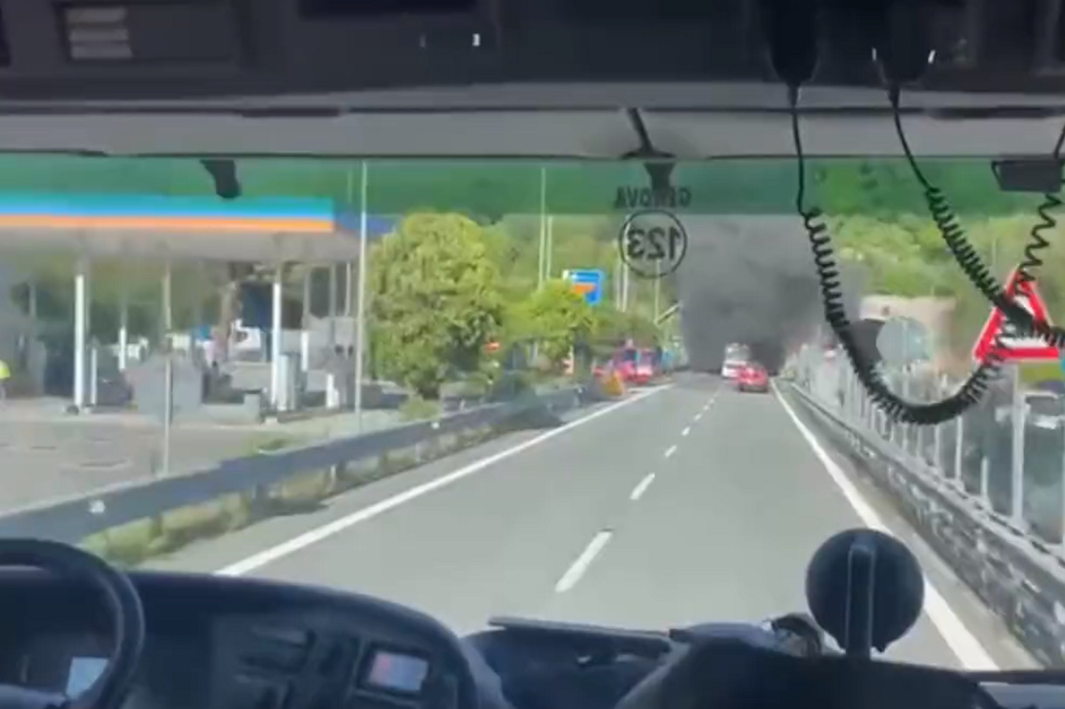Ιταλία: Στις φλόγες λεωφορείο σε σήραγγα κοντά στη Γένοβα – Με αναπνευστικά προβλήματα πολλοί επιβάτες