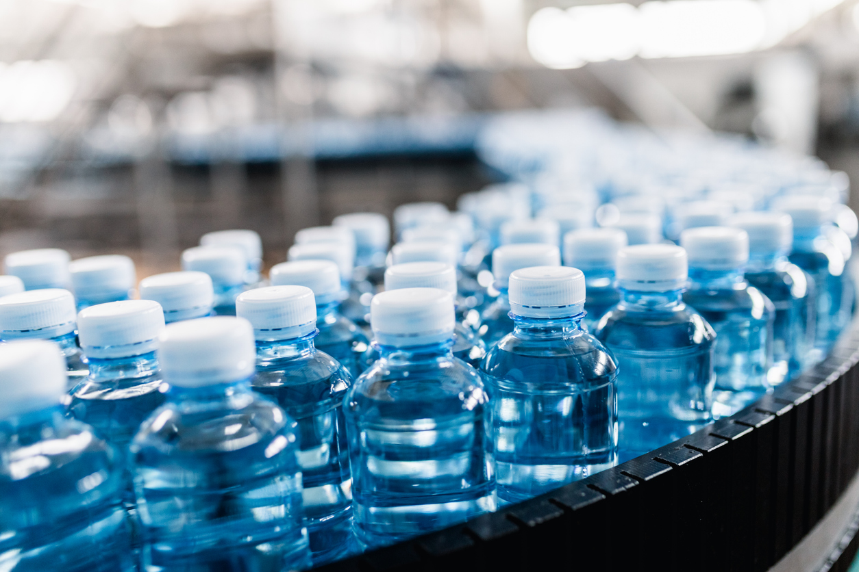 Bottling plant - Water bottling line for processing and bottling carbonated water into bottles.