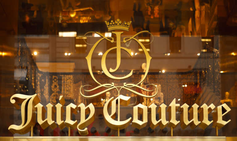 Juicy Couture: H φίρμα με τις διάσημες βελουτέ φόρμες ανοίγει κατάστημα στην Ελλάδα – Εμπορική συμφωνία με Top Trends