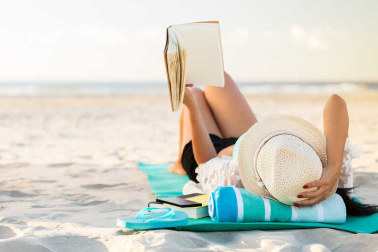 Πέντε ελληνικά μυθιστορήματα για να διαβάσετε στην παραλία
