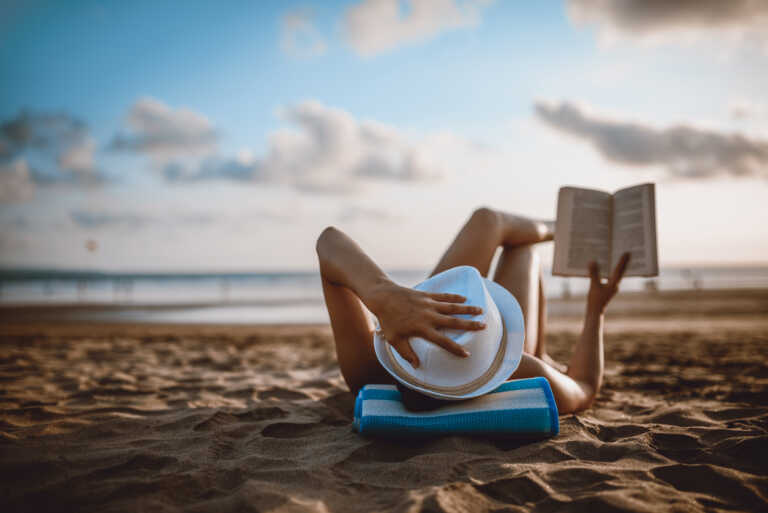 Πέντε ξένα μυθιστορήματα για να διαβάσετε στην παραλία