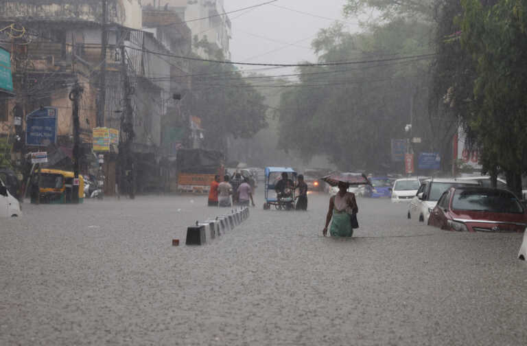 Τουλάχιστον 15 νεκροί από πλημμύρες και κατολισθήσεις στην Ινδία