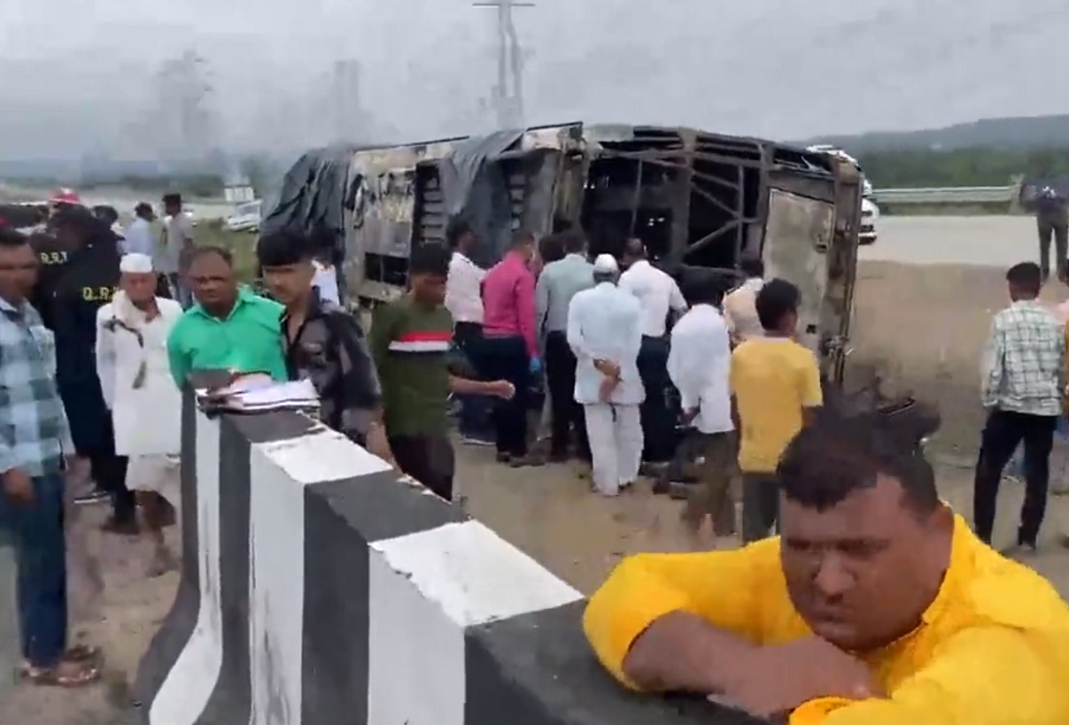 Ινδία: Τουλάχιστον 25 νεκροί και 8 τραυματίες από φωτιά σε λεωφορείο
