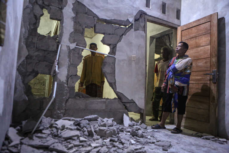 Τουλάχιστον 1 νεκρός και 10 τραυματίες από σεισμό 6,4 Ρίχτερ στην Ινδονησία