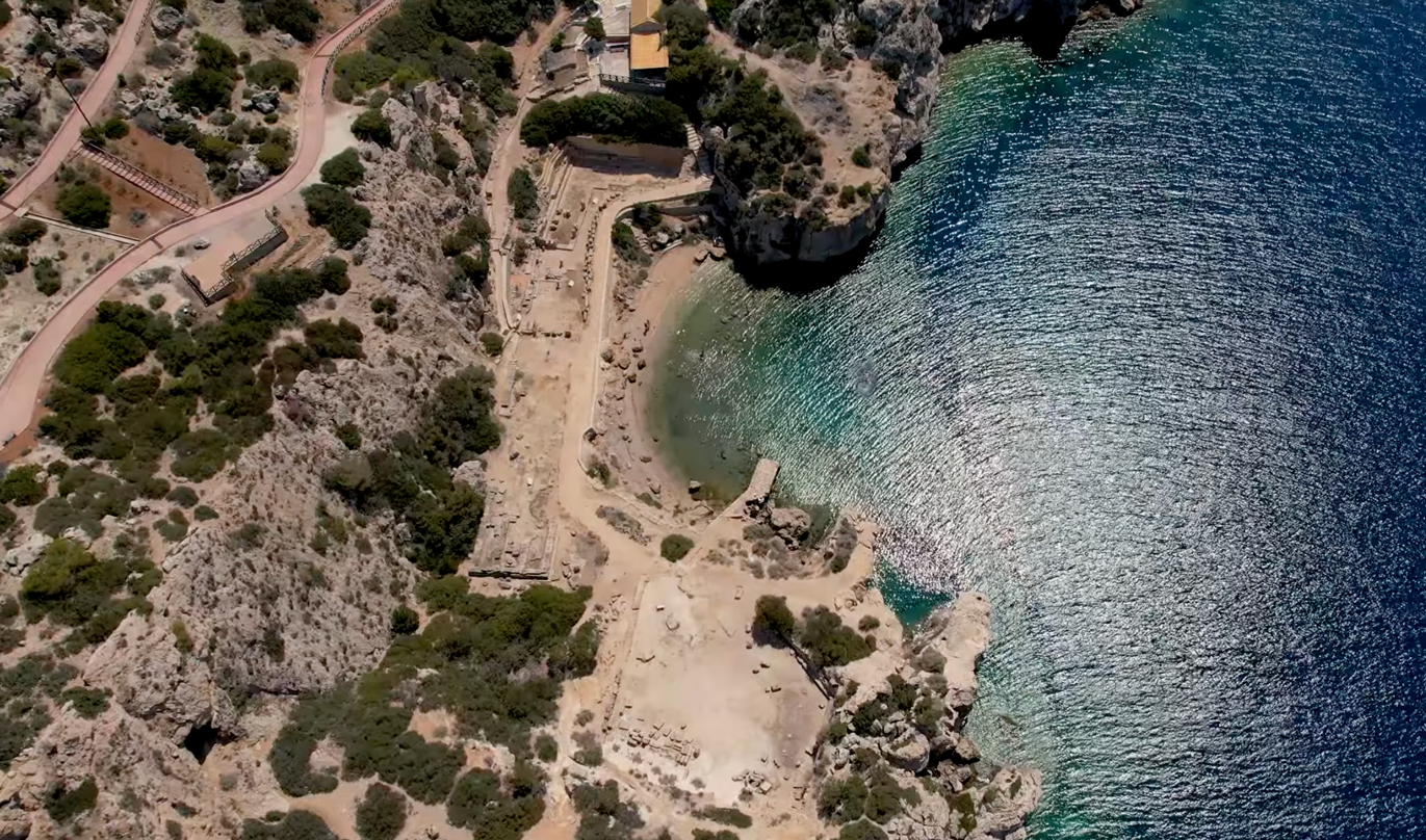 Η μοναδική παραλία της Ελλάδας μέσα σε αρχαιολογικό χώρο