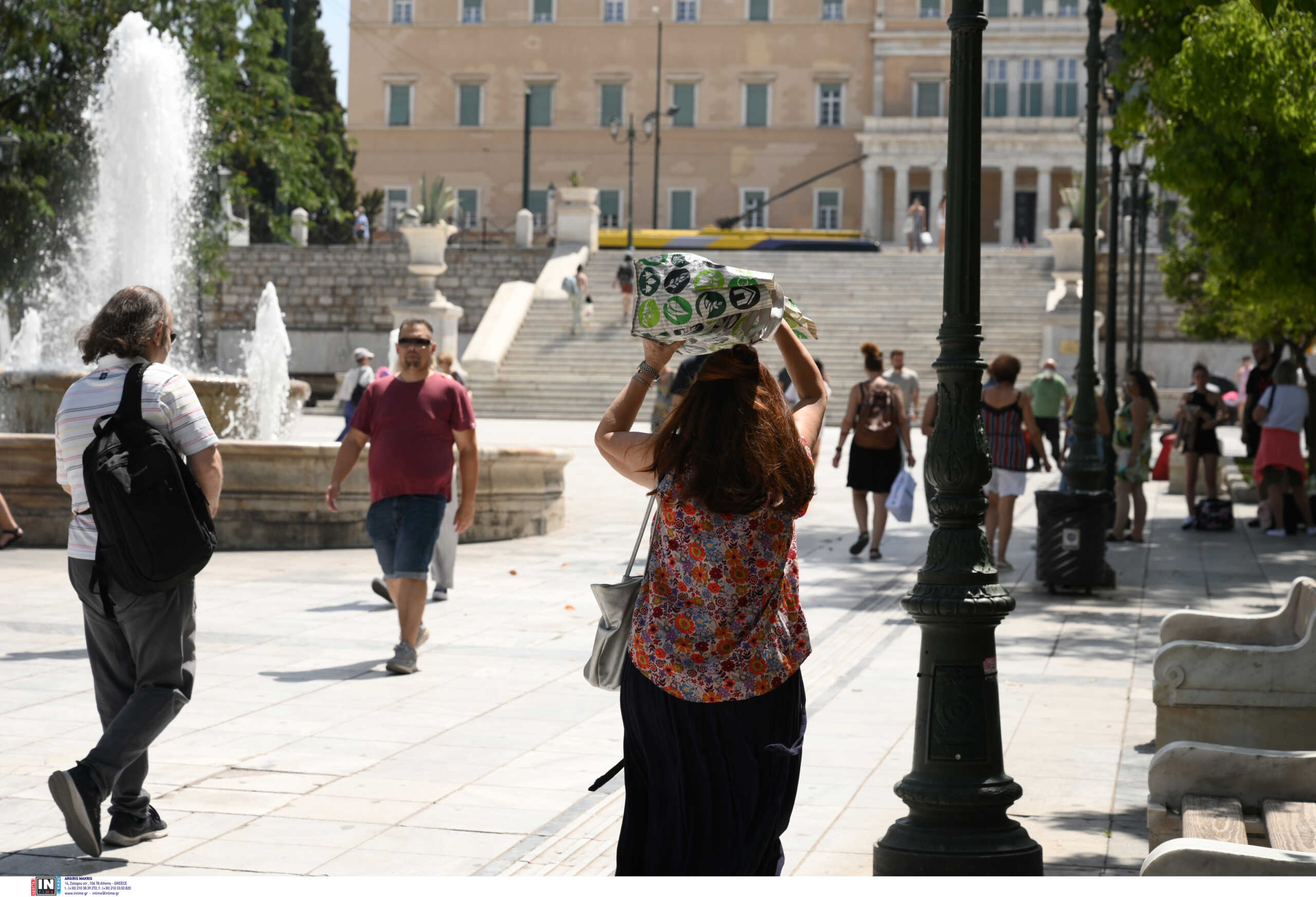 Καύσωνας: Πώς μπορούμε να προστατευτούμε από τη θερμοπληξία – Τι συμβουλεύει ο Βασιλακόπουλος