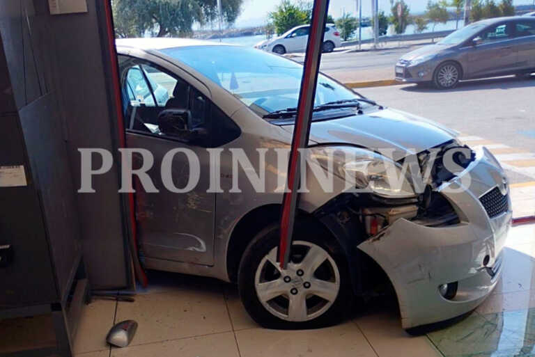 Αυτοκίνητο στην Καβάλα «μπούκαρε» σε σούπερ μάρκετ και μετά συγκρούστηκε με άλλο όχημα