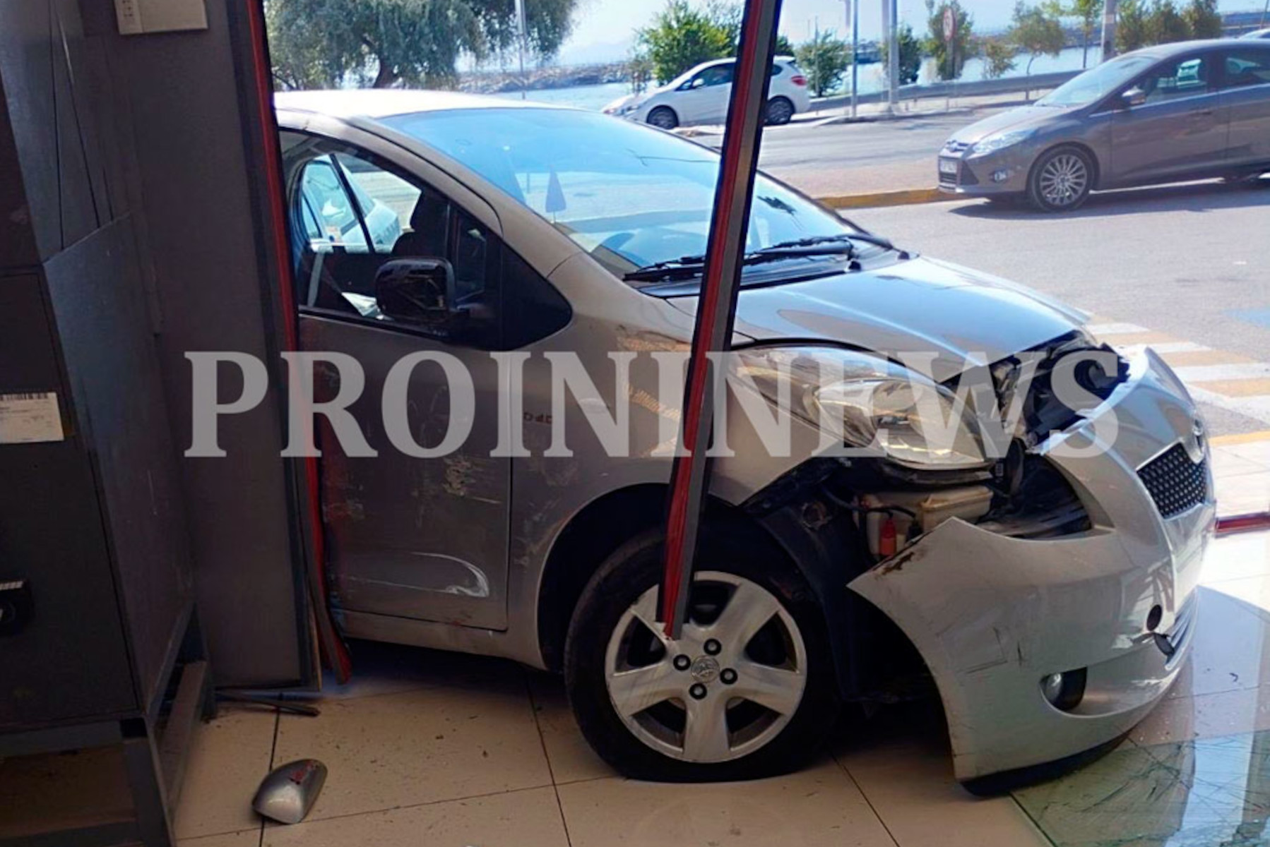 Καβάλα: Αυτοκίνητο «μπούκαρε» σε σούπερ μάρκετ και μετά συγκρούστηκε με άλλο όχημα