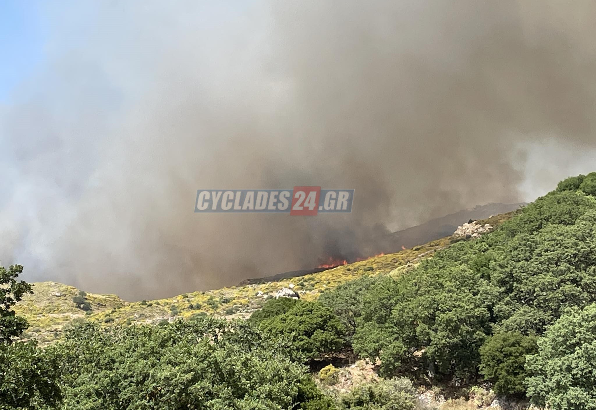 Φουντώνει η φωτιά στη Νάξο – Έρχονται ενισχύσεις από Σύρο και Αθήνα