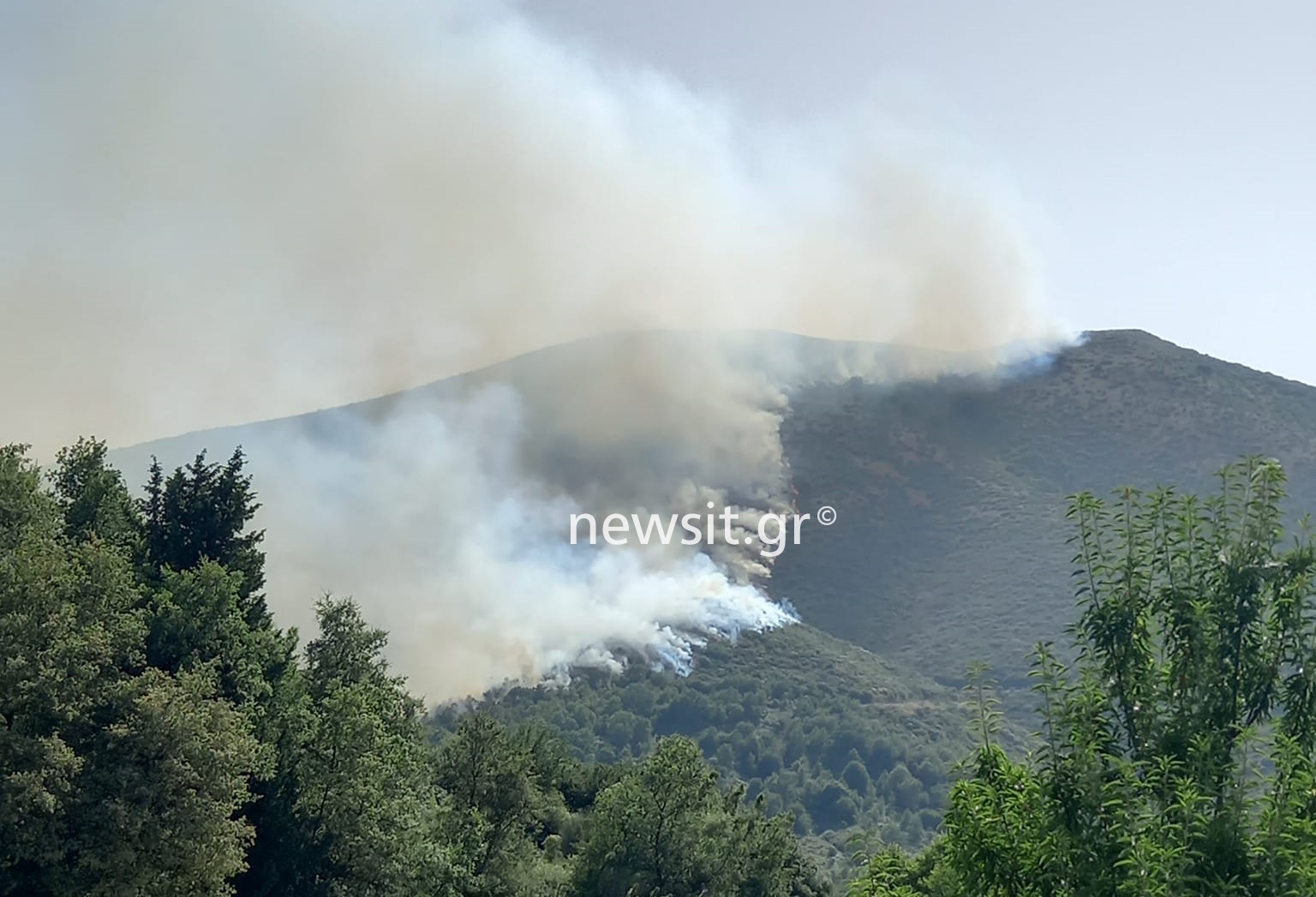 Φωτιά στην Κέρκυρα: Μάχη με τις  φλόγες στην Παλιά Περίθεια