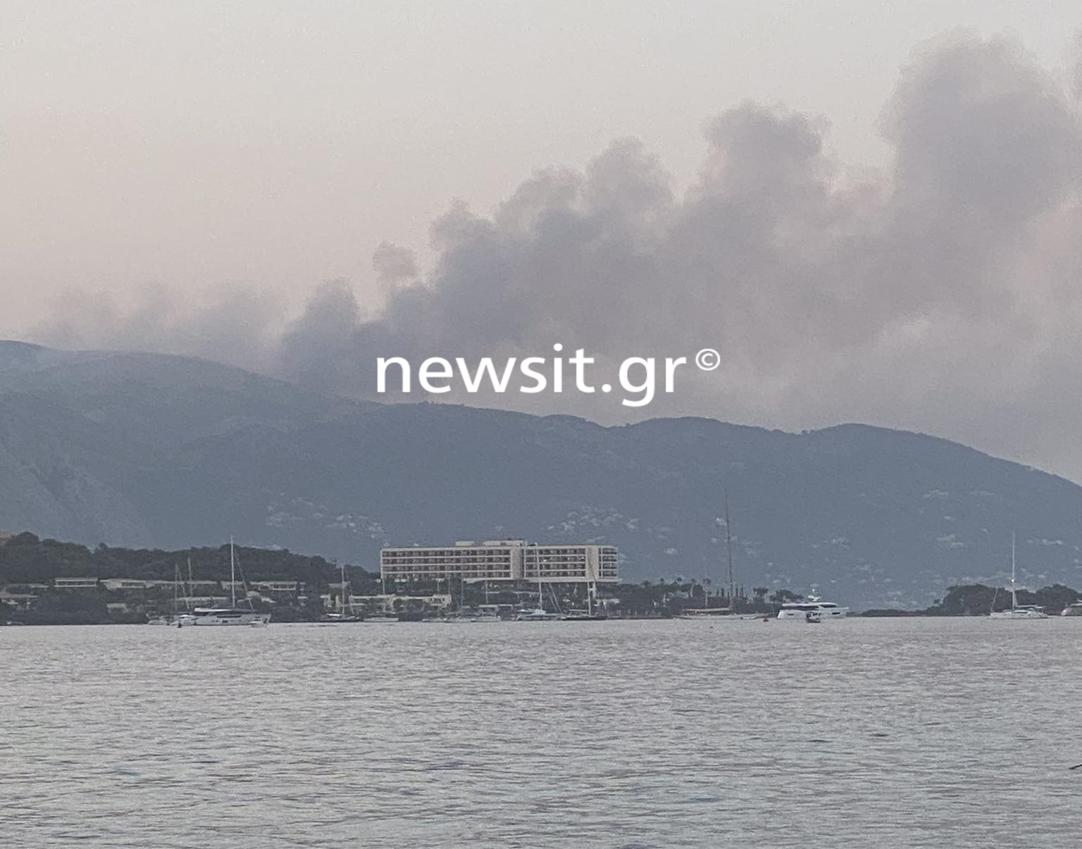 Φωτιά στην Κέρκυρα στην περιοχή Περίθεια – Ισχυρές δυνάμεις στο σημείο