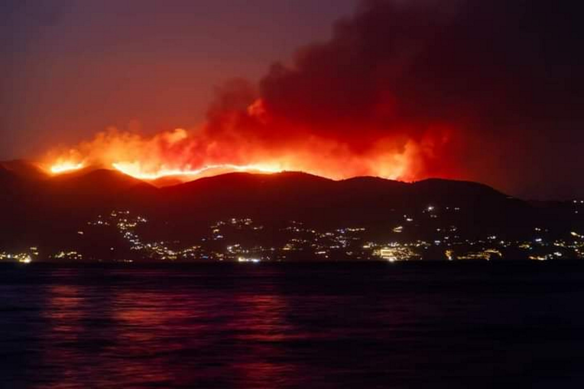 Φωτιά στην Κέρκυρα: Οι φλόγες φτάνουν στα πρώτα σπίτια στον οικισμό Μέγκουλα