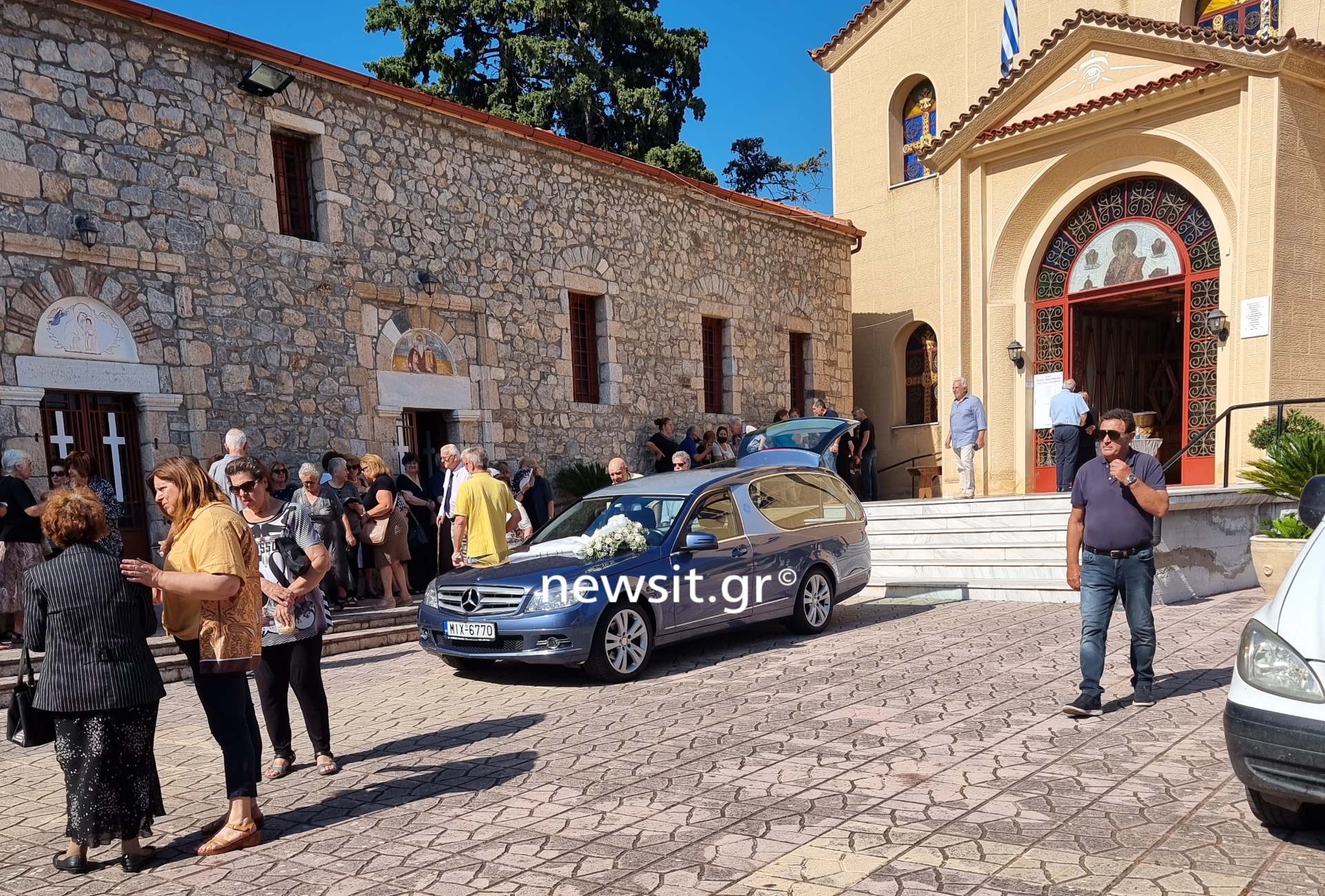 Ράχες Φθιώτιδας: Η κηδεία της γυναίκας που πνίγηκε μαζί με τον άντρα που βούτηξε να την σώσει