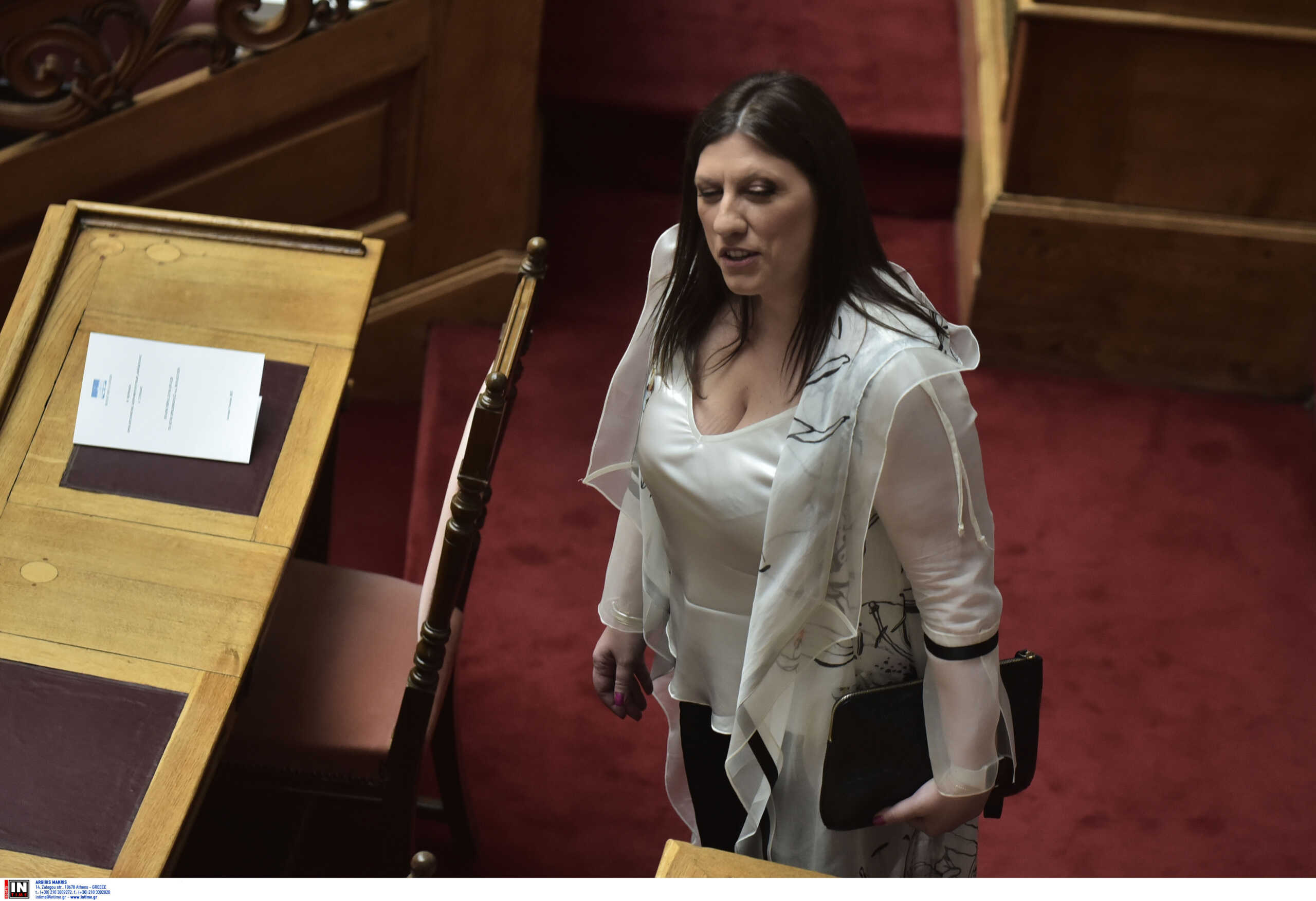 Ορκωμοσία νέας Βουλής: Το φωτογραφικό καρέ της Ζωής Κωνσταντοπούλου που θύμισε «τι είπατε;»