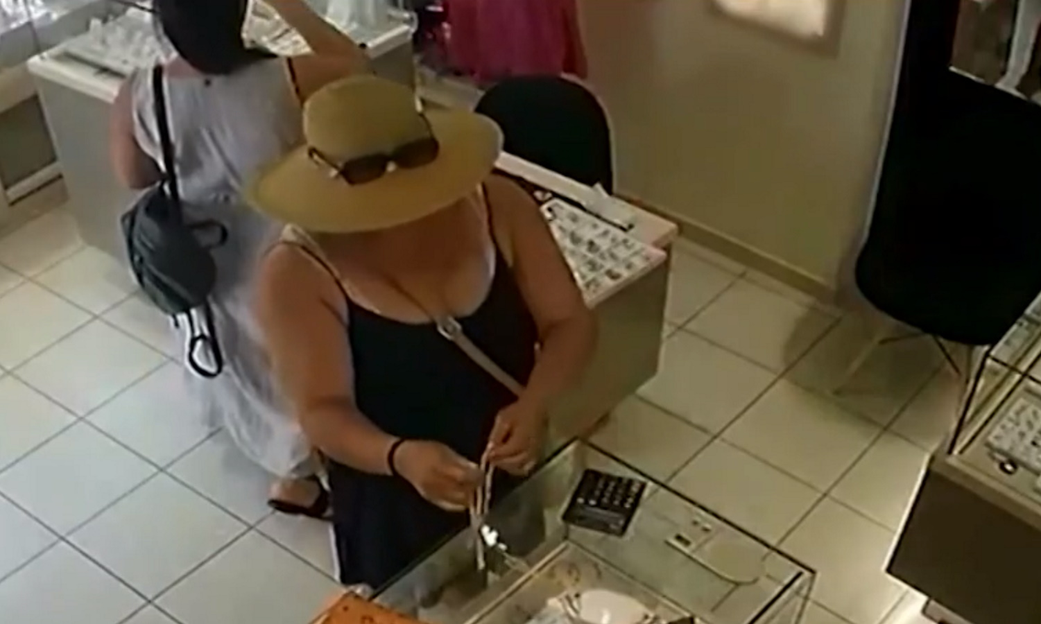 Κρήτη: Προσποιήθηκαν τις πελάτισσες και έκλεψαν κοσμηματοπωλείο κάτω από τη μύτη της πωλήτριας