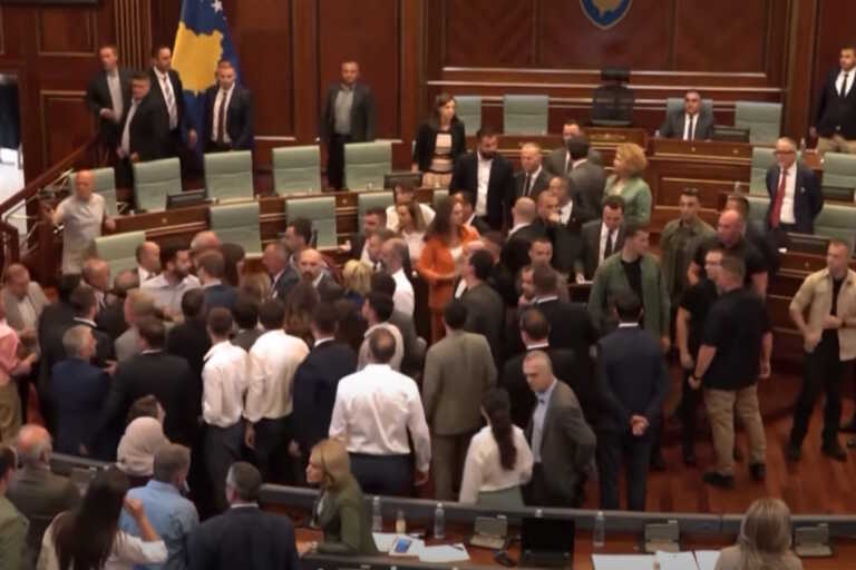 Γενική σύρραξη στη Βουλή του Κοσόβου - Άγριο ξύλο μετά τη φωτογραφία του πρωθυπουργού σαν Πινόκιο