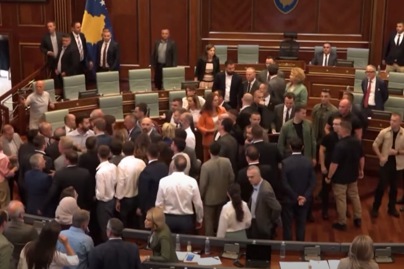 Κόσοβο: Γενική σύρραξη στη Βουλή – Άγριο ξύλο μετά τη φωτογραφία του πρωθυπουργού σαν Πινόκιο
