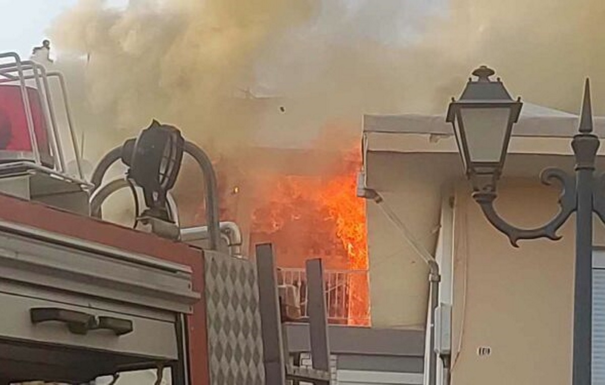 Κοζάνη: Φωτιά σε κτίριο – Πιθανότατα από κλιματιστικό