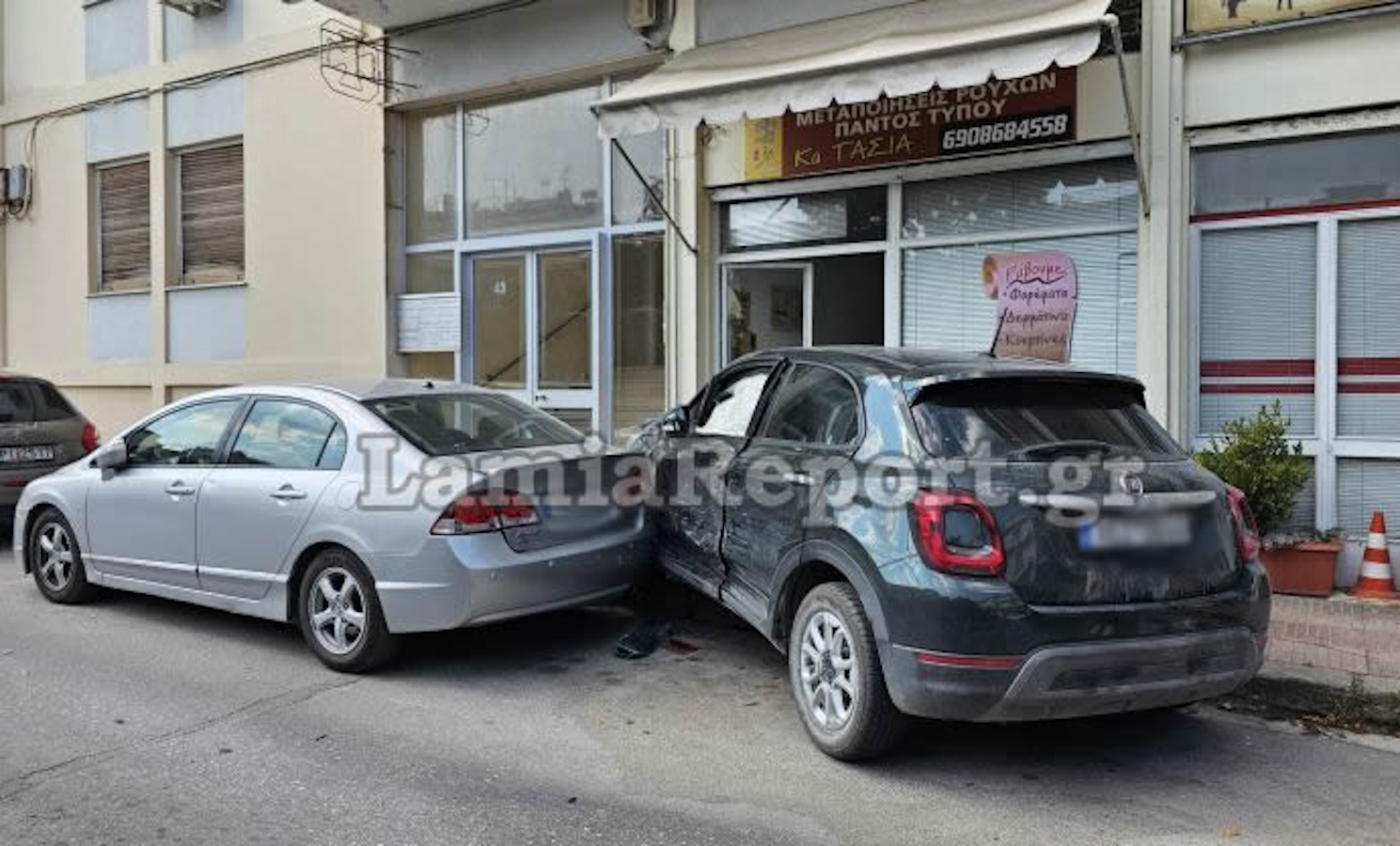 Λαμία: Τροχαίο στο κέντρο της πόλης – Αυτοκίνητο καρφώθηκε σε βιτρίνα