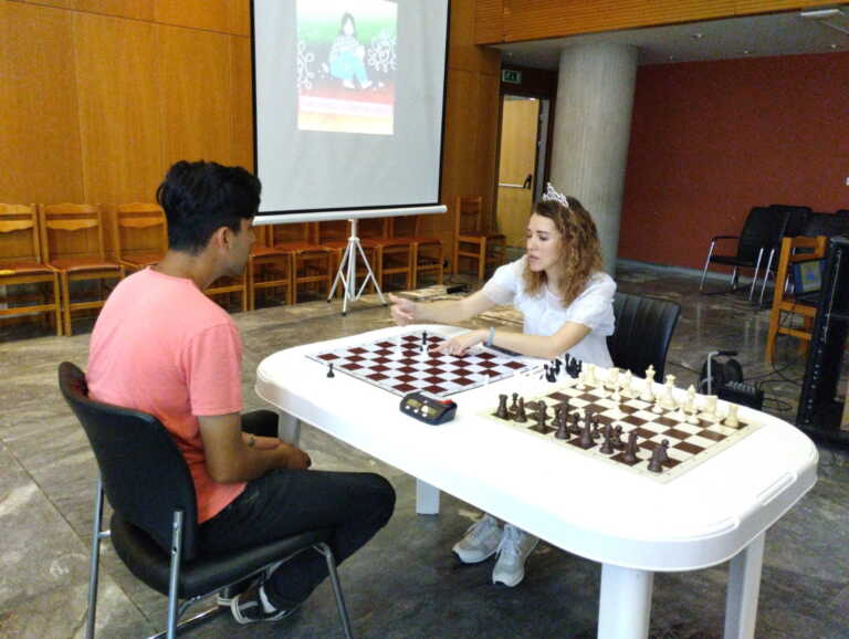 Άφησε την κόλαση του πολέμου στην Ουκρανία και μαθαίνει σκάκι σε προσφυγόπουλα στη Θεσσαλονίκη
