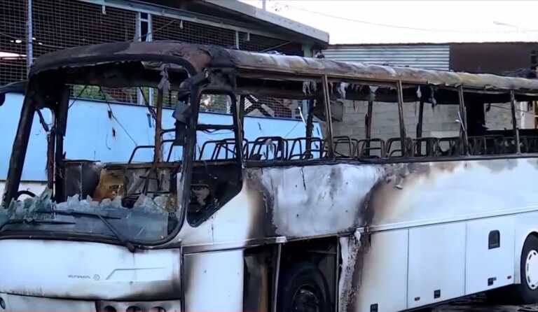 Φωτιά σε τουριστικό λεωφορείο στο Πέραμα - Kαταστράφηκε ολοσχερώς
