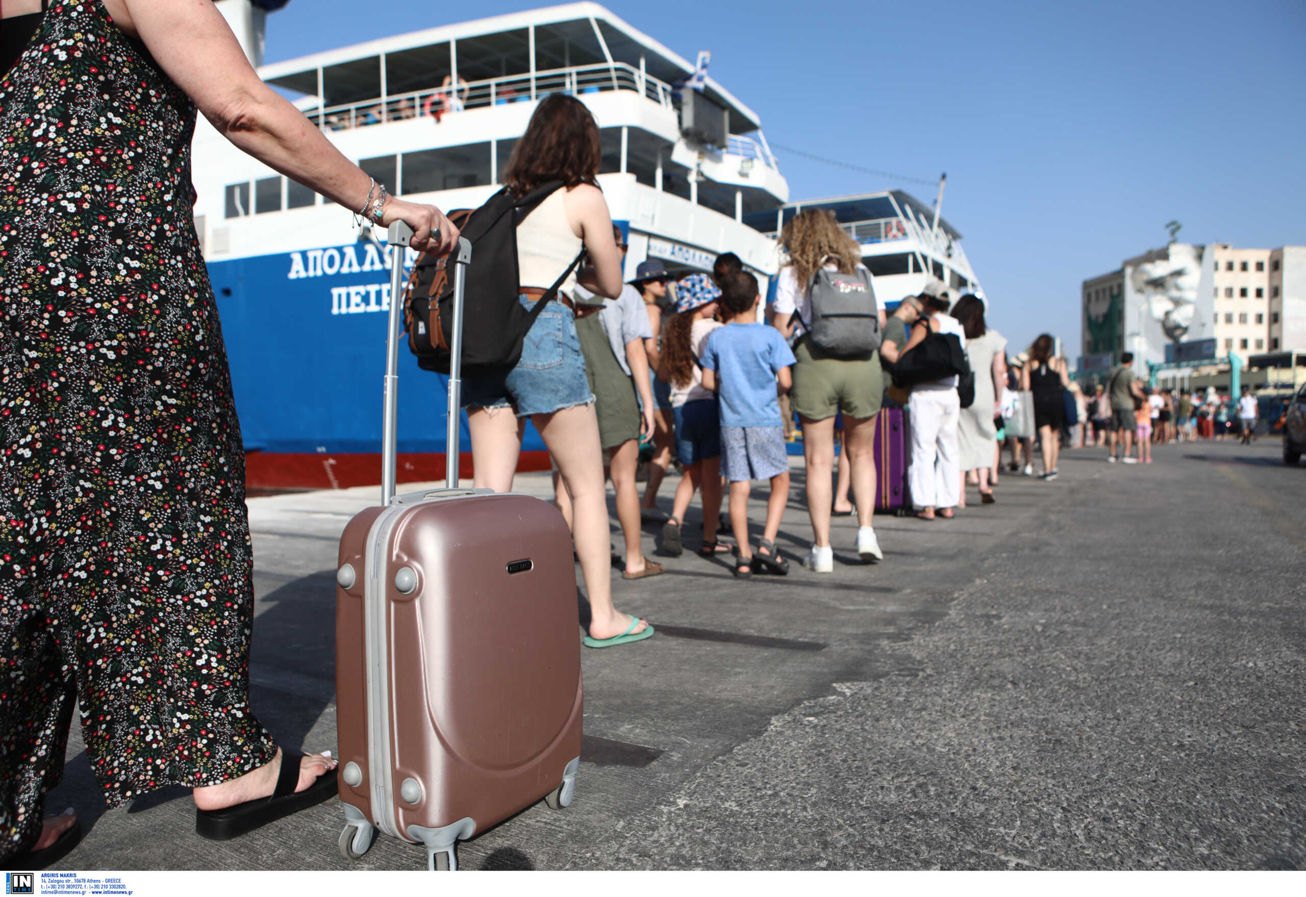 Αυξημένη κίνηση στα λιμάνια Πειραιά και Ραφήνας – Γεμάτα φεύγουν τα πλοία