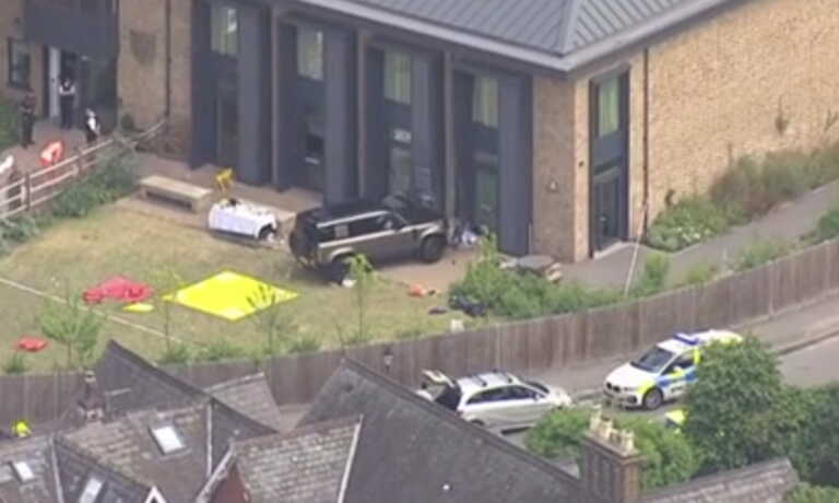 Νεκρό ένα 8χρονο κορίτσι από το αυτοκίνητο που έπεσε σε σχολείο του Γουίμπλεντον στο Λονδίνο - Συνελήφθη μια γυναίκα